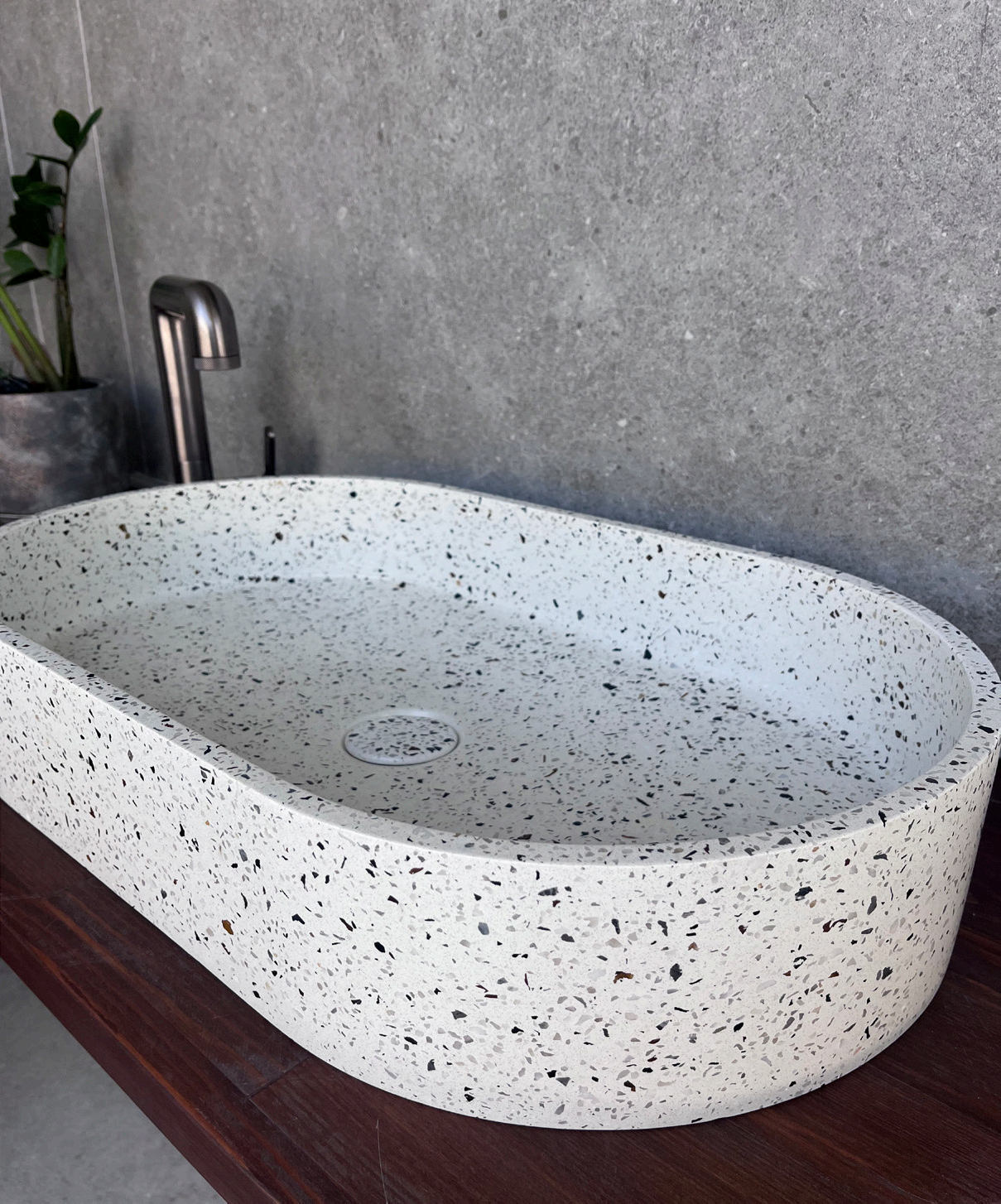 Afrodite White Διάσταση: 60X35X12 ΜΕ ΒΑΛΒΙΔΑ ΣΤΟ ΧΡΩΜΑ ΤΟΥ ΝΙΠΤΗΡΑ